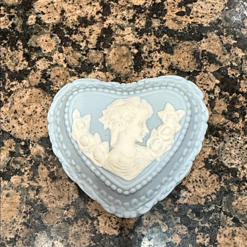 Charming Heart-Shaped Cameo Box in Blue and White